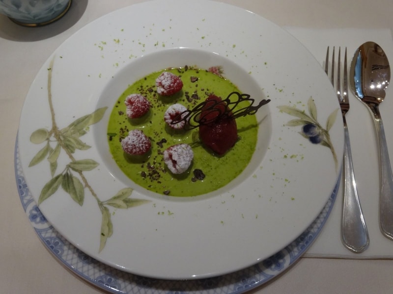 「銀座ぶどうの木」の「ピスタチオのクレームブリュレ」(消費税5%込1680円)