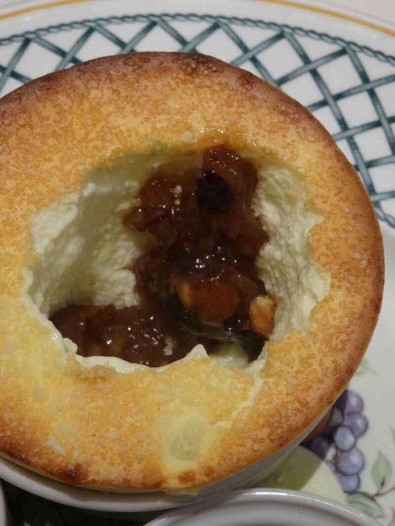 「銀座ぶどうの木」の「グリュイエールチーズのスフレ」と添えられたドライフルーツのコンフィチュールは相性抜群！