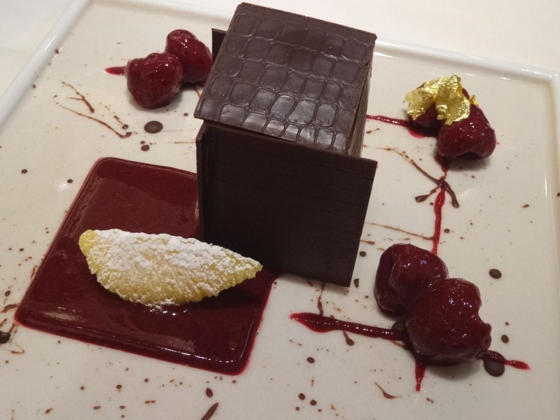 「銀座ぶどうの木」の「ムース オ ショコラundefinedザ・ストーン」(消費税5%込1890円)