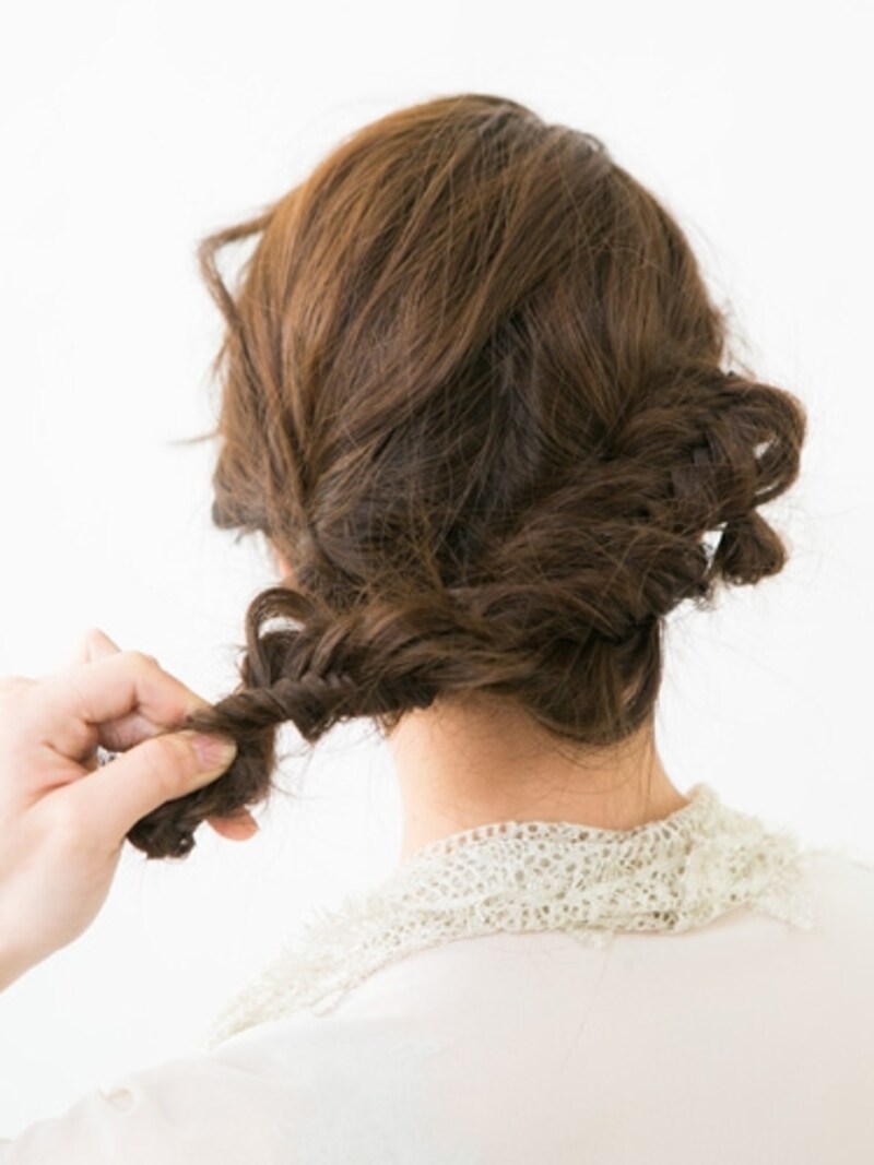 もう片方もねじってサイドへ