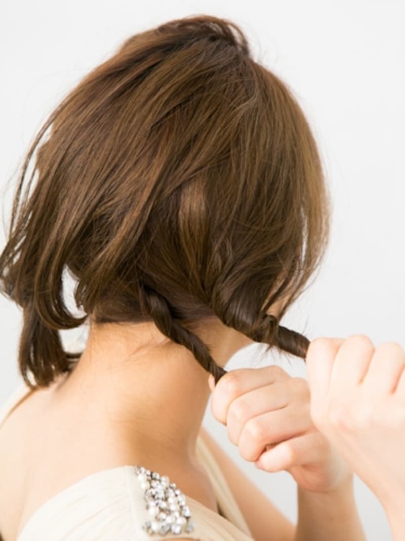 襟足の髪を２つに