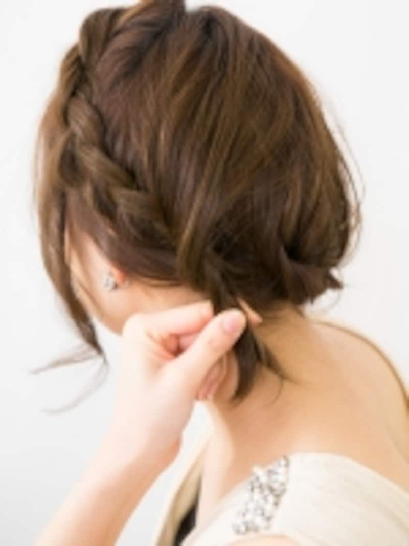 上の髪をまとめる