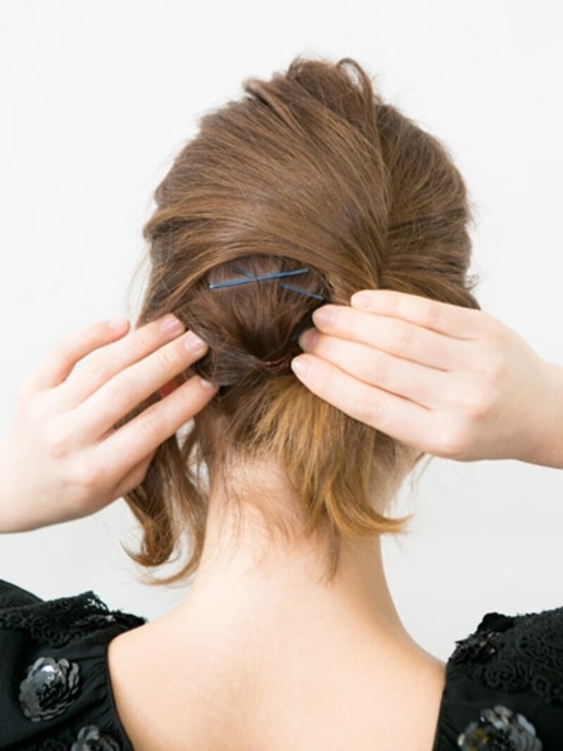 上の髪をねじってかぶせる