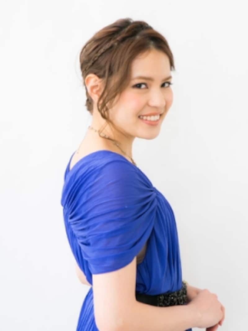超簡単 ラフなセレブ風ミディアムヘアアレンジ 結婚式 パーティーヘアアレンジ All About 超簡単 ラフなセレブ風ミディアムヘアアレンジ 結婚式 パーティーヘアアレンジ All About