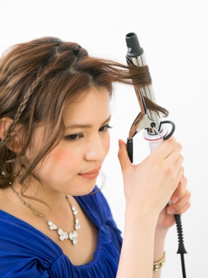 顔周りの髪を巻く