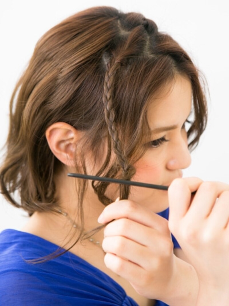 両サイドは三つ編みに