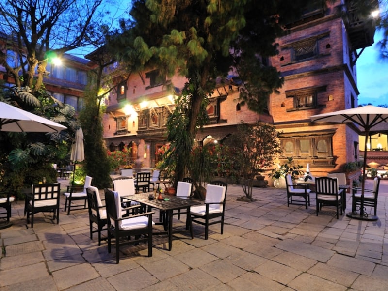 中庭のカフェでお茶を楽しむのも一興