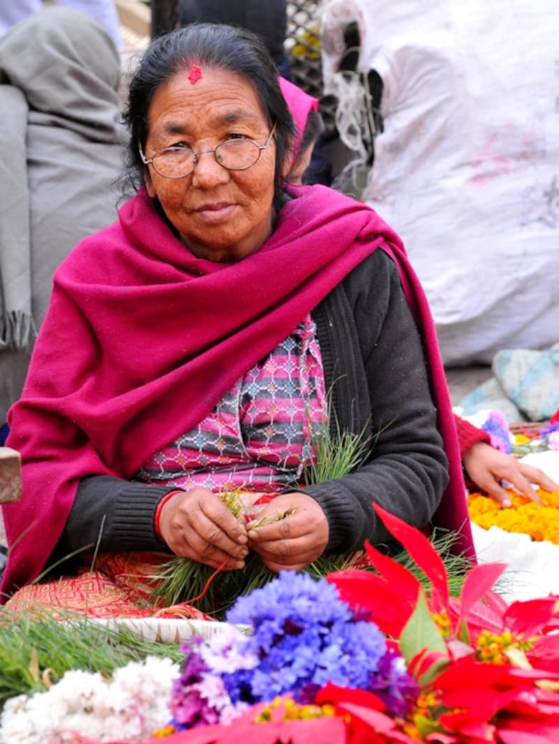 活気溢れるインドラチョーク市場でお土産探し