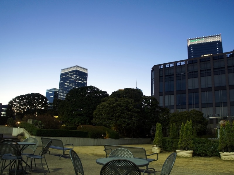 都会のデパートの屋上ガーデンでお茶をしながらちょっと一息