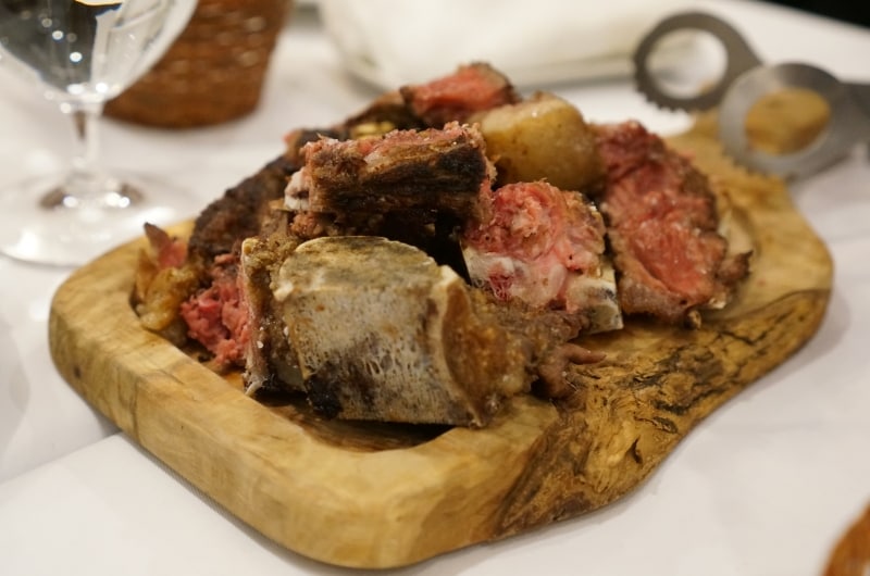 あか牛の骨を食べられる状態に砕いて提供して下さいます。