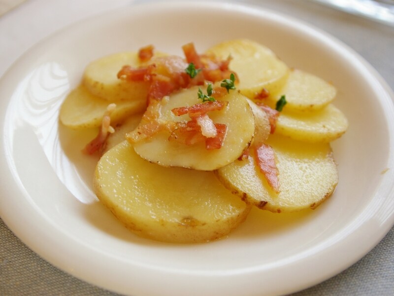 新じゃがとベーコンのガーリックバター炒め