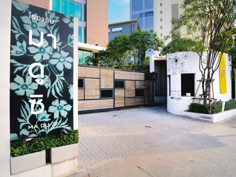 常に閉ざされているゲート。セキュリティで名前を言えば入れてくれる