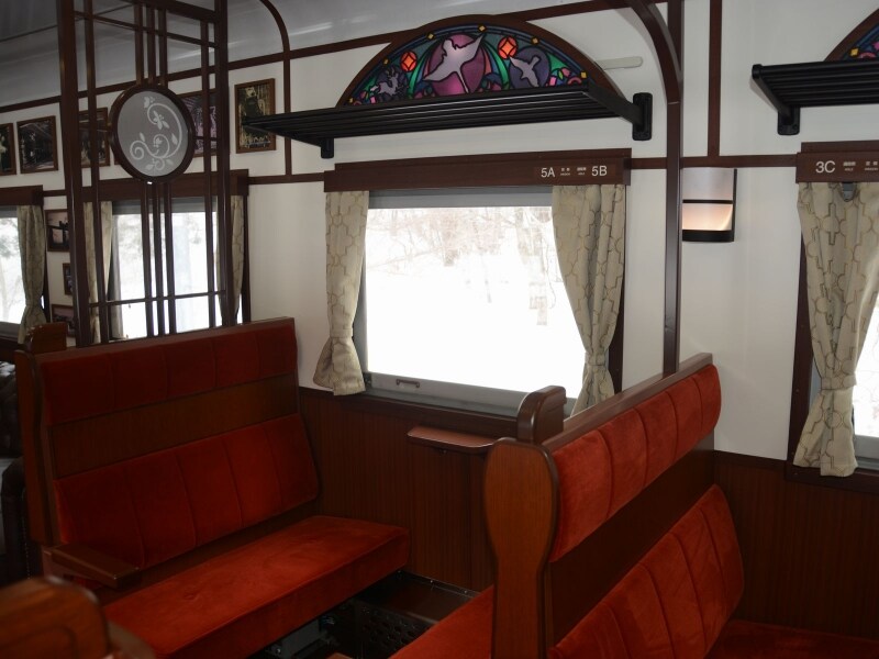 ステンドグラスがある座席