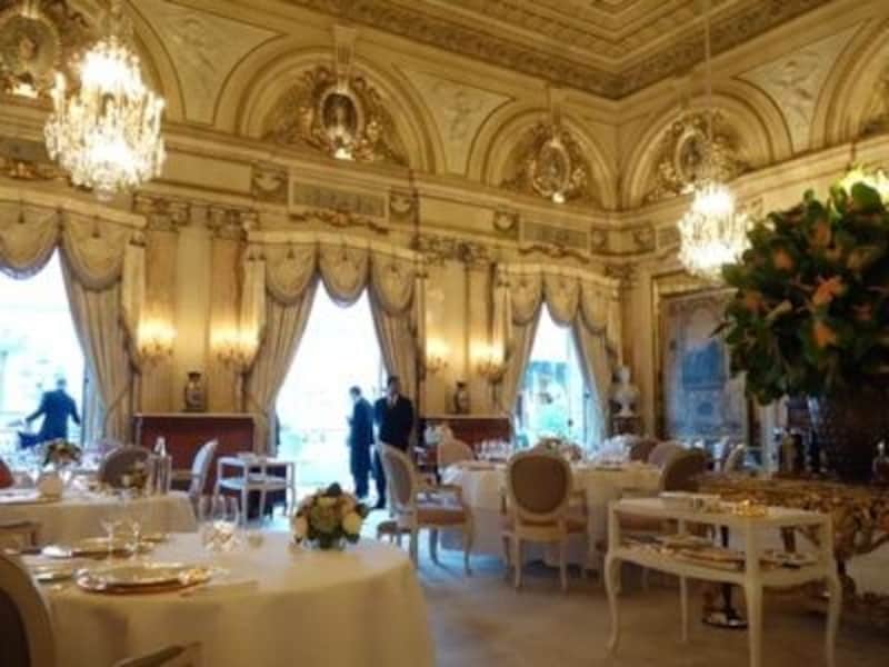 圧倒的な豪華さを感じる店内。壁、天井にいたるまでとても美しい