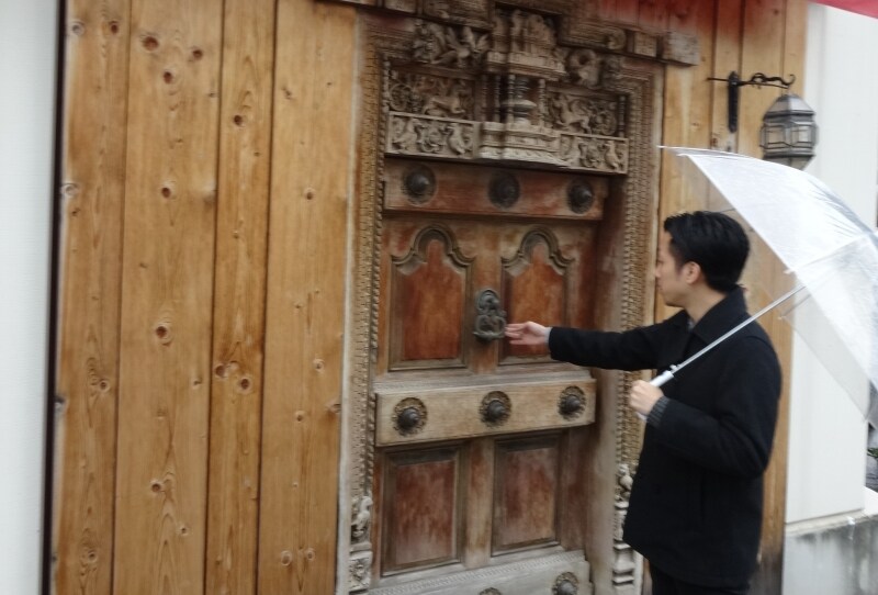 重厚な木製のドアである。