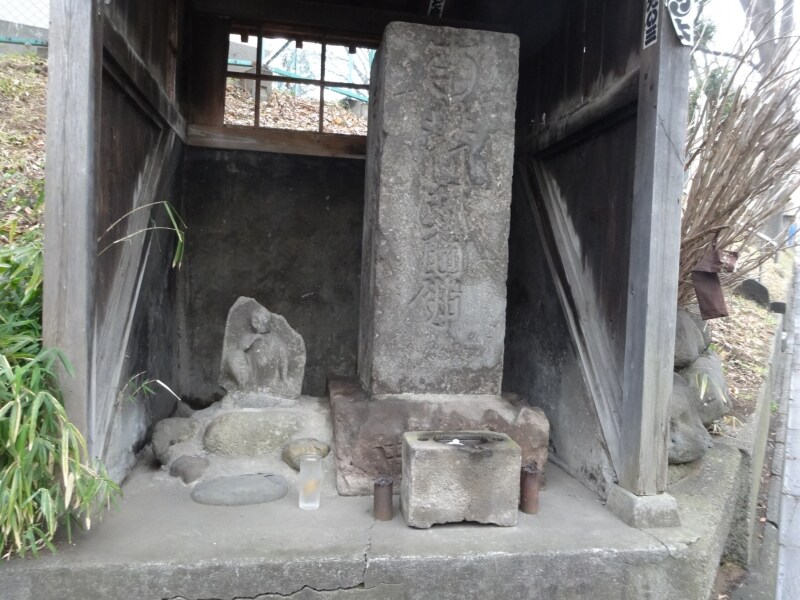 かつてはこの石碑が道を教えてくれていた