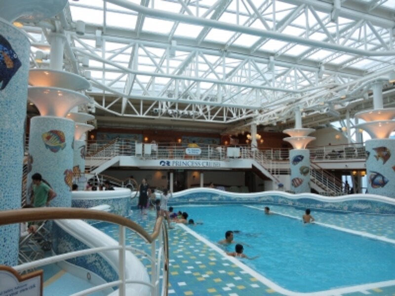 屋内プールも広く快適