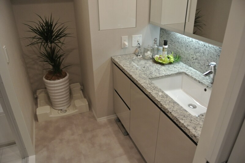 天然石を使用した上質な洗面化粧台