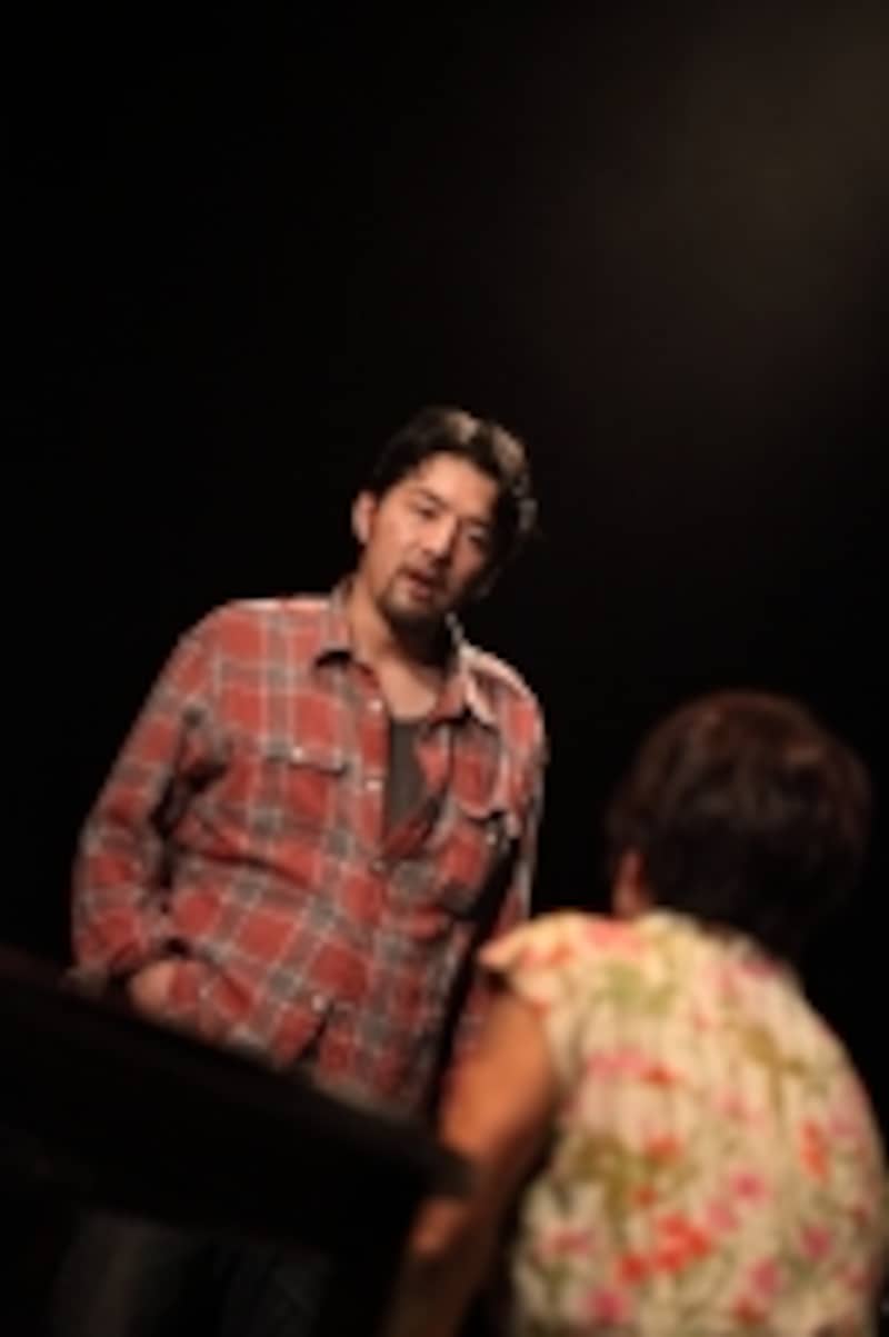 Artist Company響人公演『橋からの眺め』撮影：沖美帆