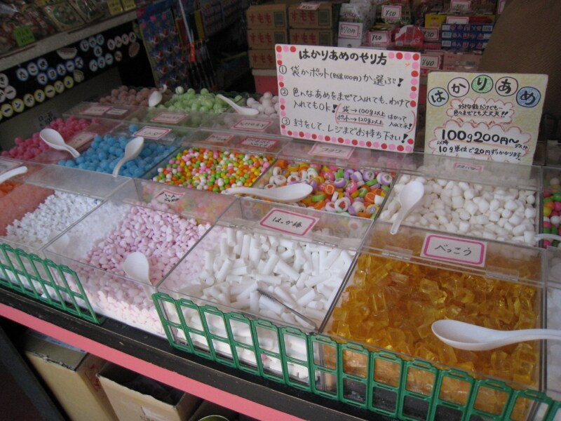 飴の量り売り。どれも綺麗です。