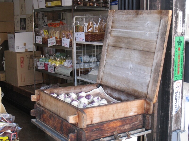 稲葉屋さんでは紫芋まんじゅうを頂きましょう