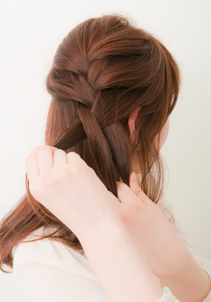 手グシで分けとりながらゆるく編む