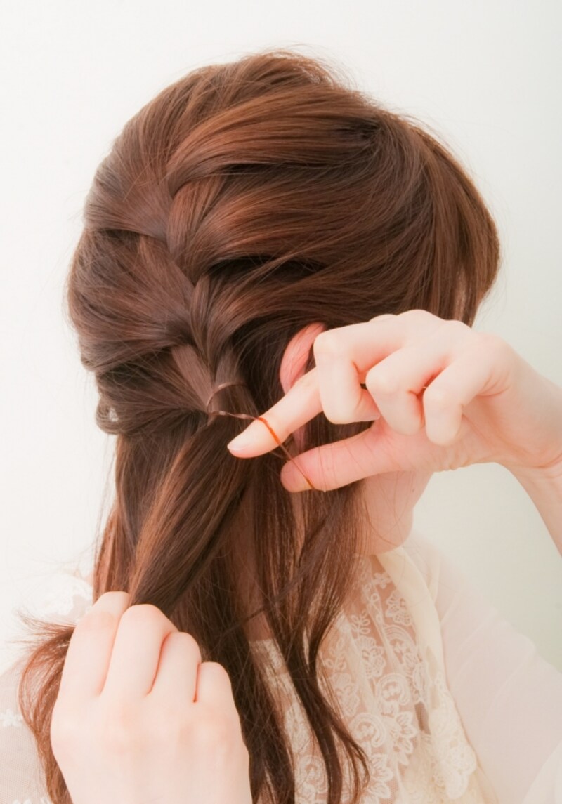 耳後ろに結ぶとバランスが良い