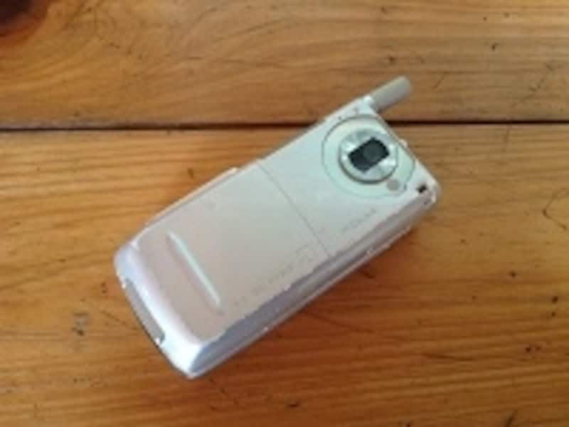かなり昔の携帯電話。こういったモノのコレクターもいる