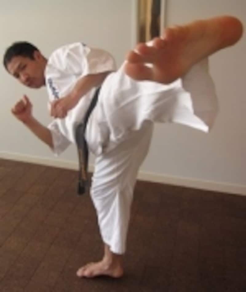 足刀上段横蹴り