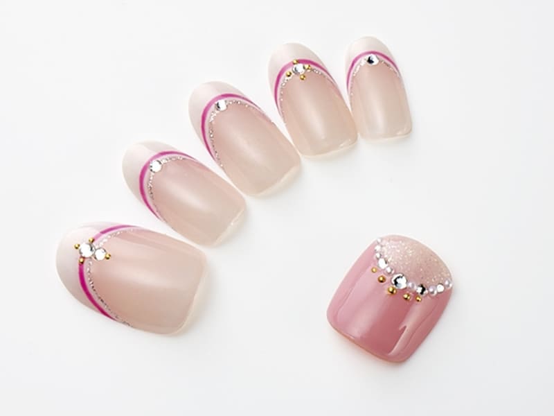 女性らしい可憐さを表現した、ピンクフレンチネイル