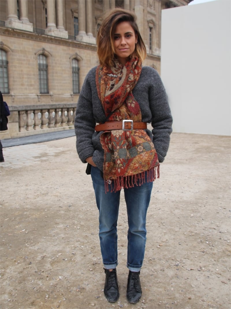 シンプルコーデを巻き方でアップデート