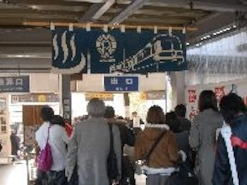 温泉地らしく改札口にはのれんも掛かる湯田中駅