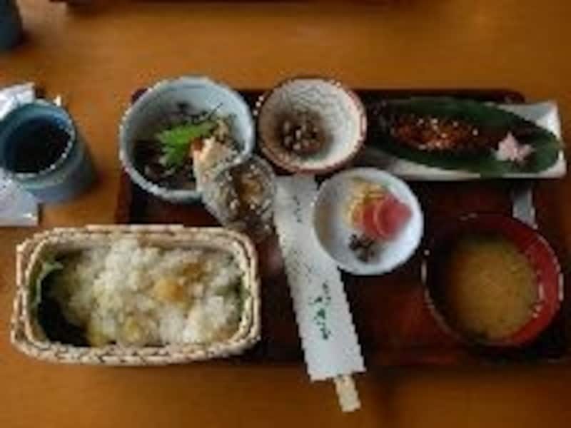 小布施名物の栗が入った「栗おこわ」