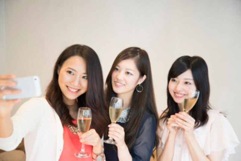 親しい知人には食事などのリラックスしたときに伝えるのもあり