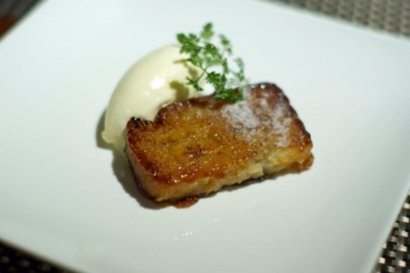 バナナケーキのキャラメリゼundefinedアイスクリーム添え