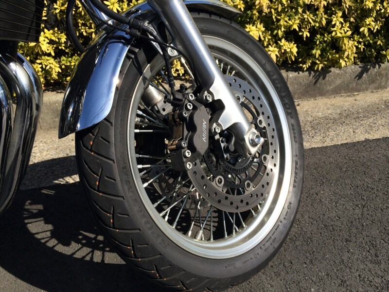 スポークホイールを採用