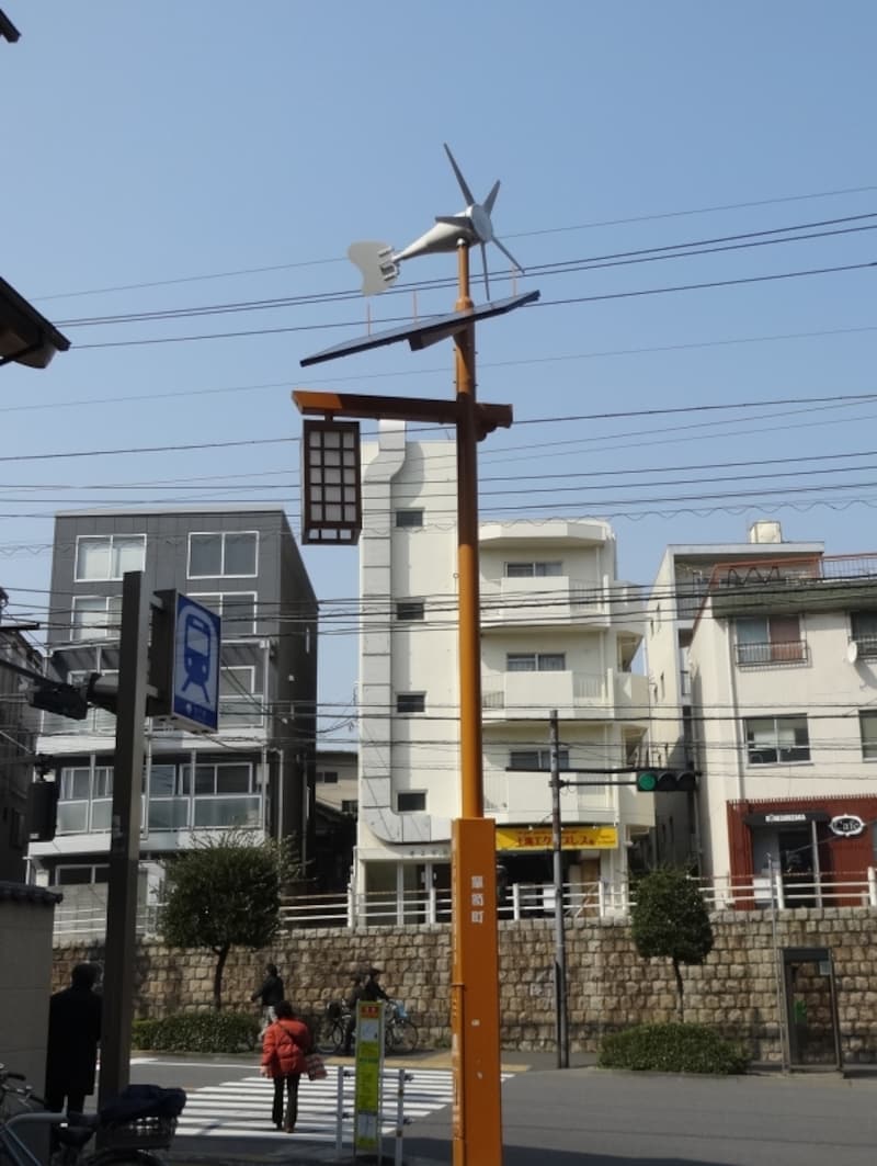 太陽電池のようなものが取り付けてある