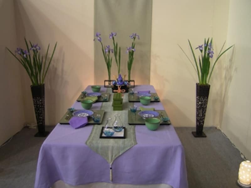 菖蒲の青紫と葉の緑のイメージでコーディネートされた空間。爽やかです。