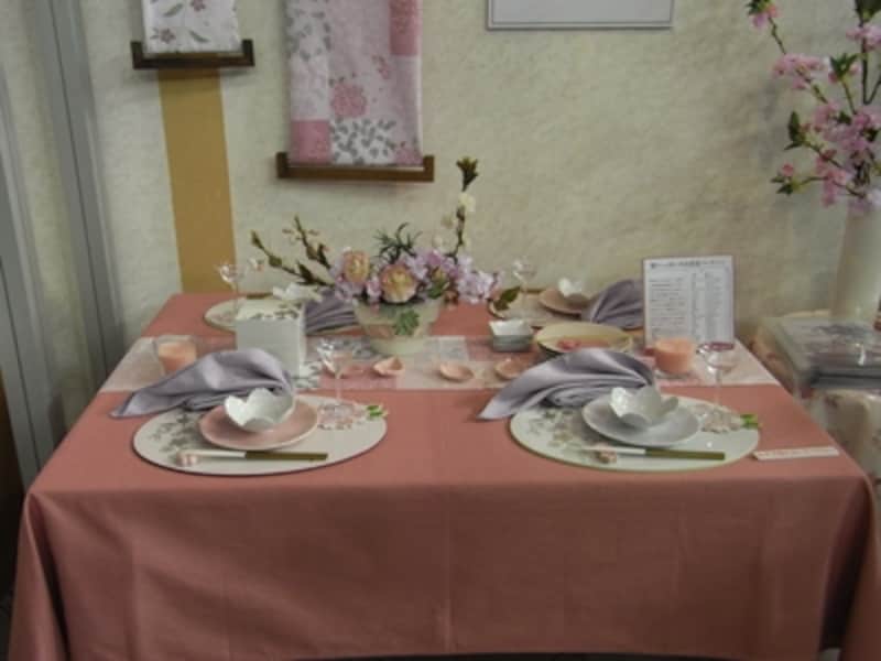 甚三紅（じんざもみ　色名は粋屋ホームページより）と呼ばれるピンクをテーブルクロスに使った華やかなインテリア