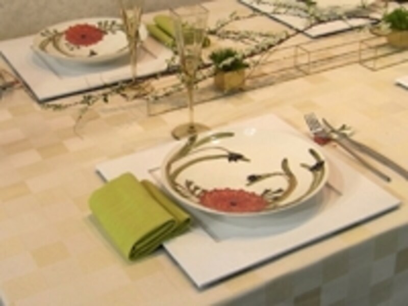 中央の花器やプレースマット、テーブルクロスには正方形のモチーフを。伝統的な文様の市松のイメージで