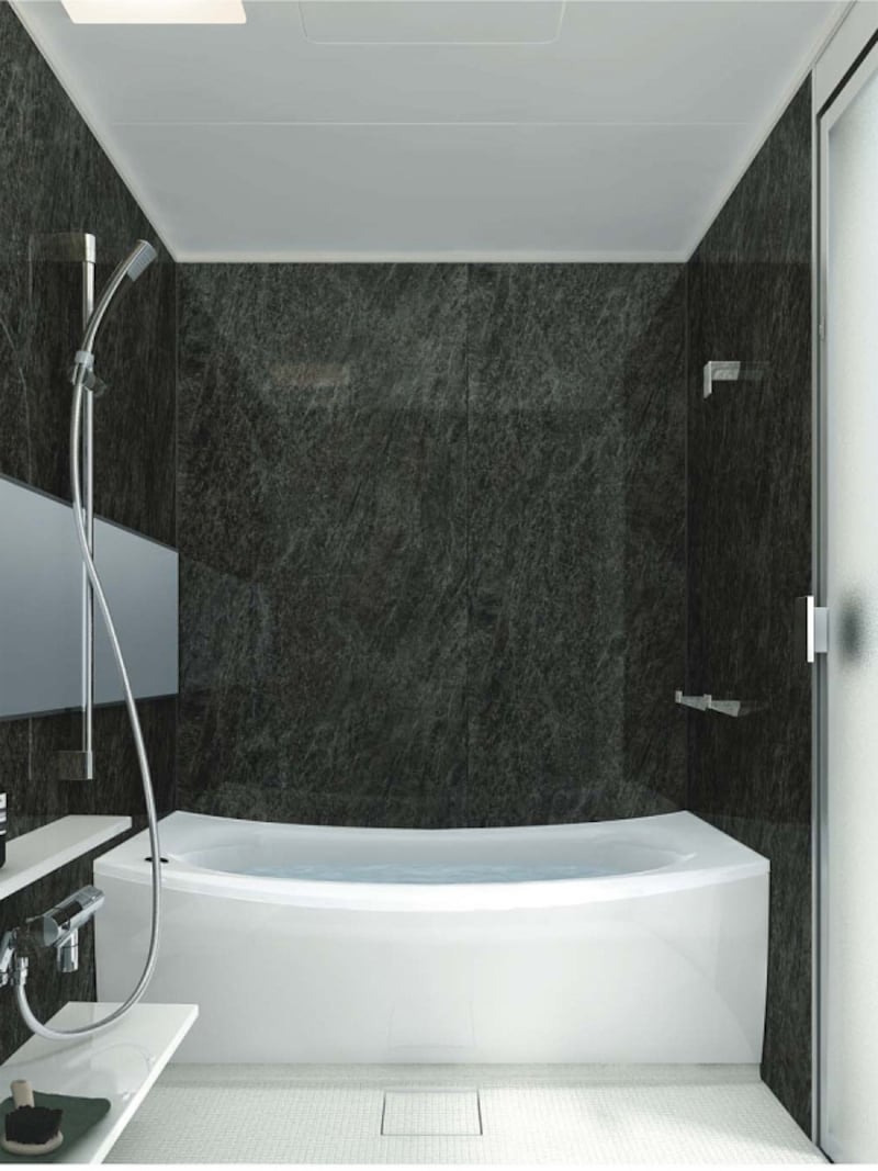 汚れにくく乾きやすい床やひろびろとした浴槽、デザイン性の高い壁や水栓金具などを取り入れたバスルームもみられる。［ユニットバスルームundefinedマンション用］TOTOundefinedhttp://www.toto.co.jp/