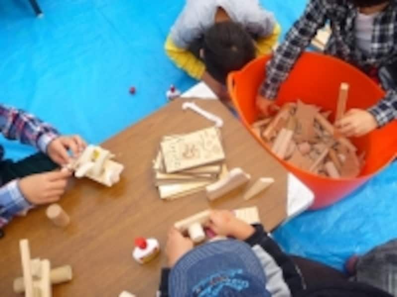 「コッパトイであそぼう！」 木のきりくずをくっつけたり、重ねたり。