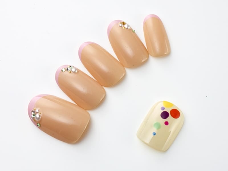 ハンドとフットのデザイン対比も楽しいネイルアート！