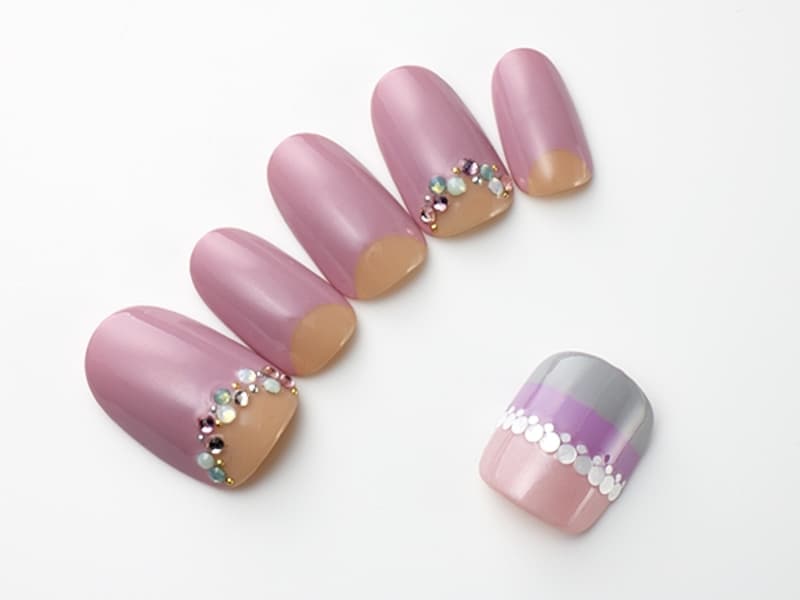 パステルブルーのストーン使いが、甘くなり過ぎないポイント