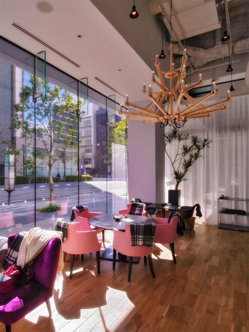 5メートルの高さをもつ天井で輝くのは、廃材を利用した木製シャンデリア。