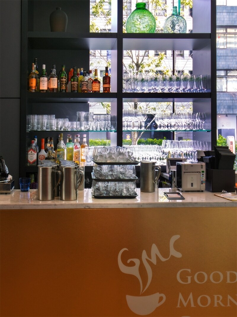 整列したグラスが朝の光に煌めいて。