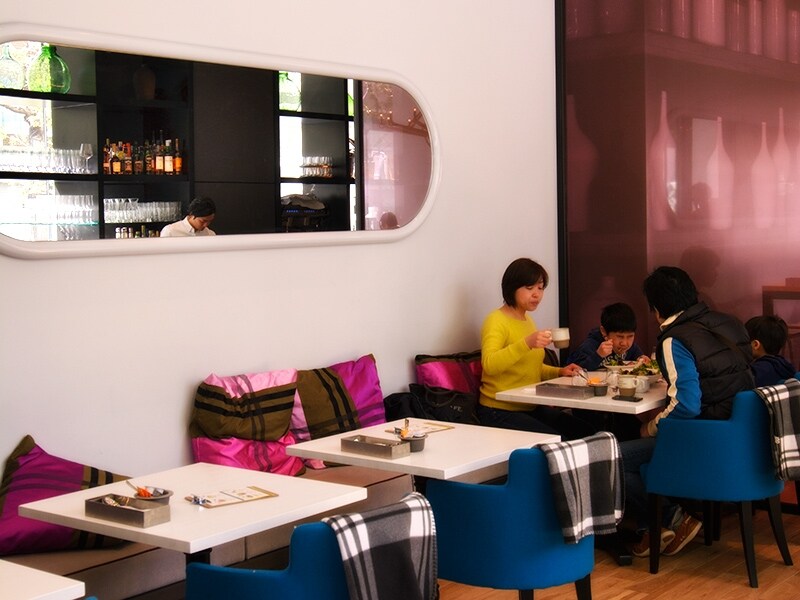 どの席を選んでも並木の緑が目に入ります。