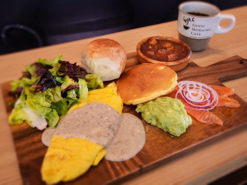 ヘルシーパワーランチ。マッシュルームソースのオムレツ、サラダ、鶏肉のシチュー、スモークサーモン、パンケーキ、自家製の天然酵母パン。