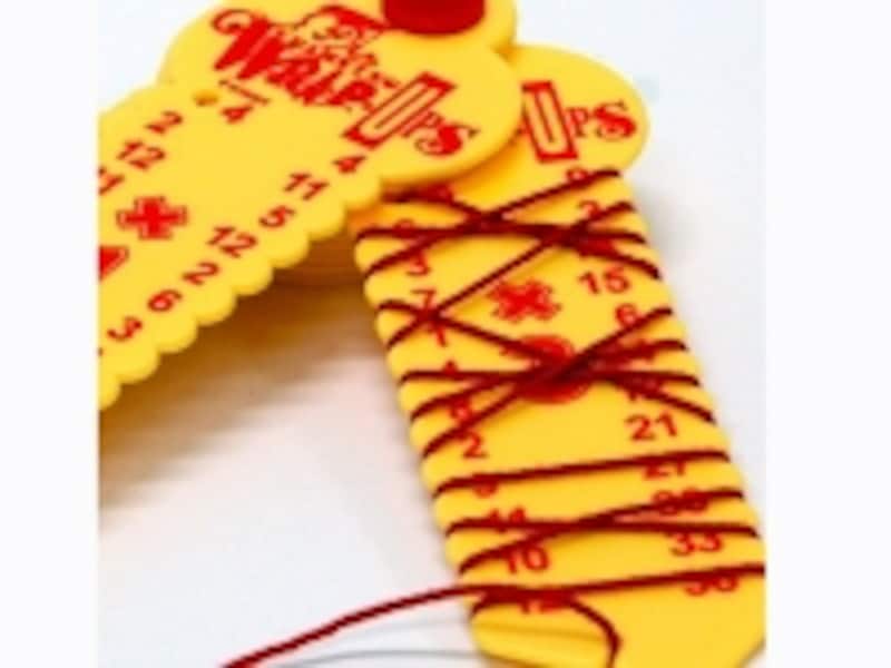 紐を掛けていくだけのシンプルさ。単純な仕組みが長続きするポイント