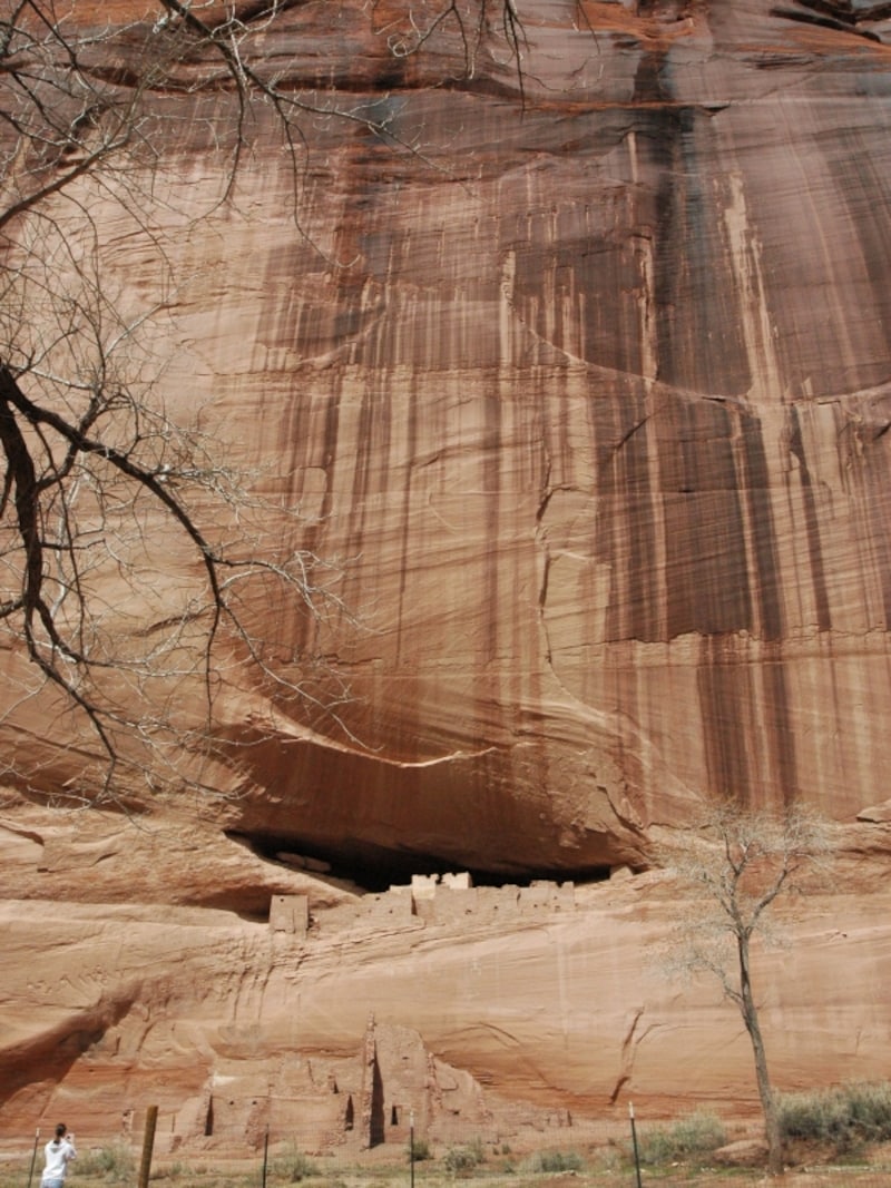 岩の間に作られた遺跡